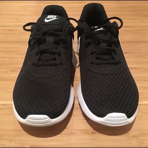Nike Tanjun Women’s Sneaker Black (worn once)